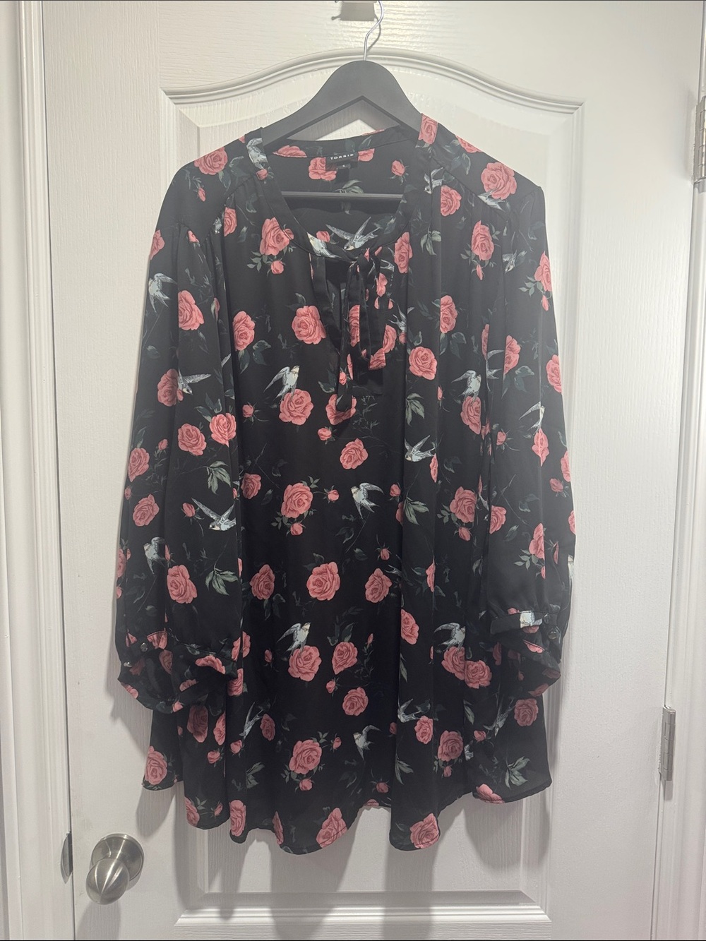 321-Torrid Black Rose & Bird Floral Tie Neck Georgette Blouse Size 5 plus